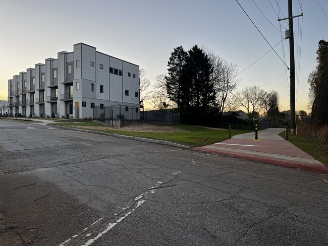 Access to the path. A 10 minute car-free walk to downtown Avondale Estates - 3080 Kelly St