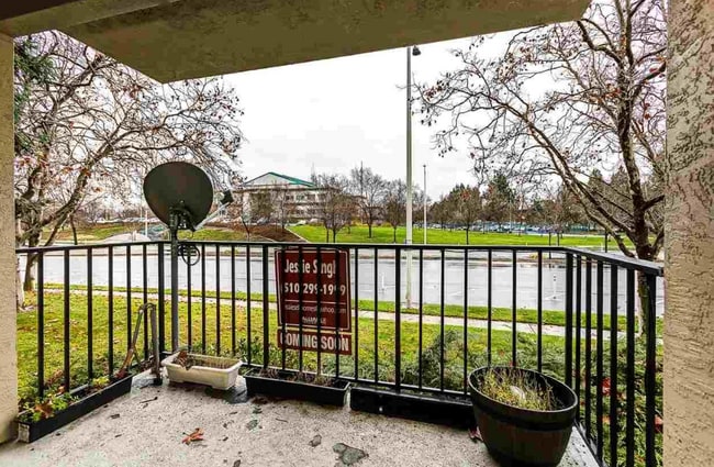 Building Photo - 1980 Barrymore Common