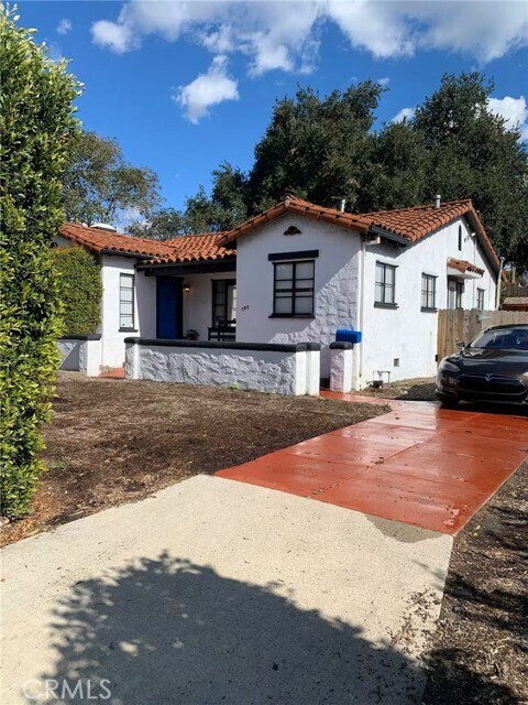 Building Photo - 1574 N Orange Grove Ave