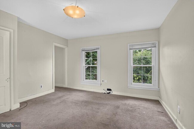 Building Photo - 350 Green Ln
