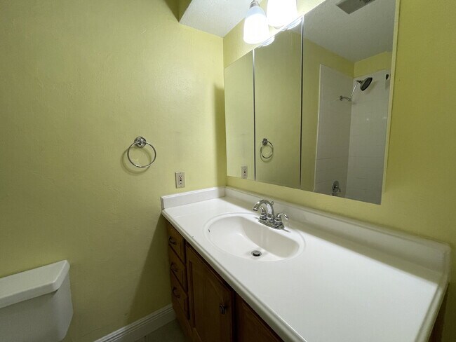 Building Photo - House Located On Cul-De-Sac & Within Minut...