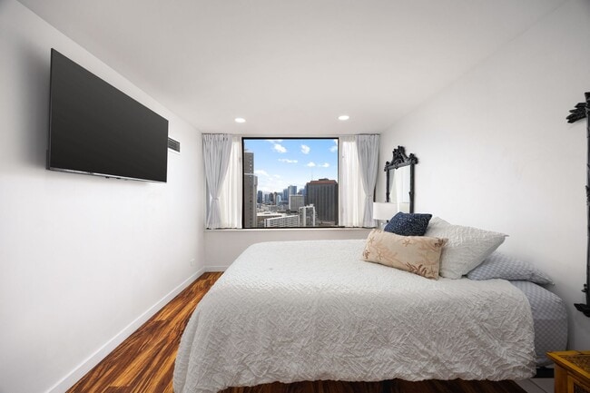 Building Photo - Luxury Waikiki Living with Panoramic Ocean & Sunset Views