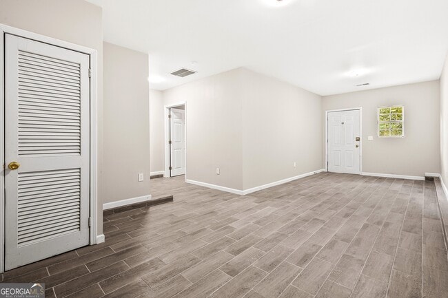 Building Photo - 5846 Bobbin Ln