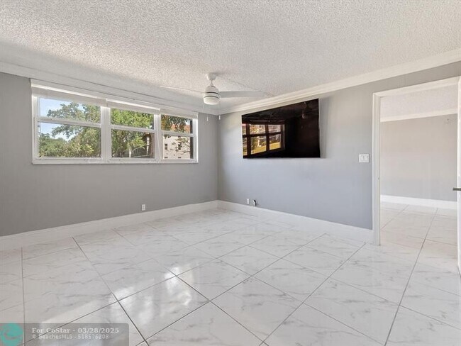 Building Photo - 371 S Hollybrook Dr