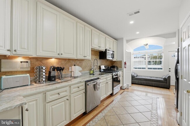 Building Photo - 56 Adams St NW