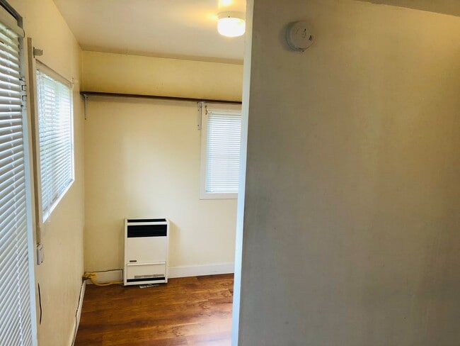 Building Photo - Freshly updated 3 bedroom 1 bath house off...