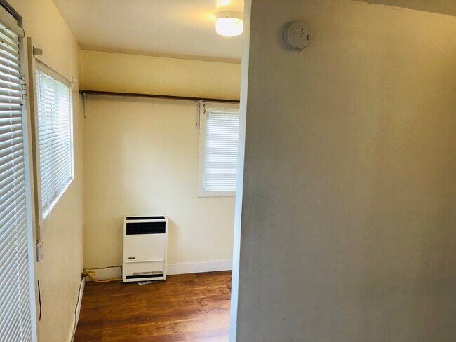 Building Photo - Freshly updated 3 bedroom 1 bath house off of River Rd.