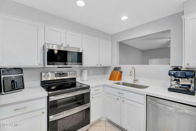 Building Photo - 1511 W Mesquite St