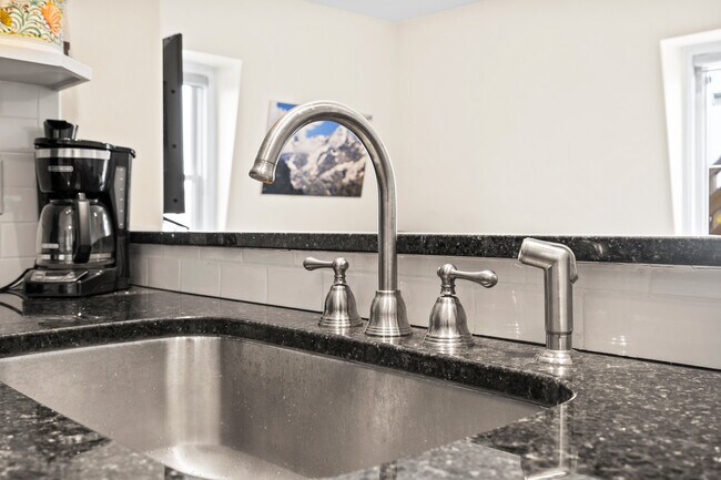 Building Photo - 34 Pine St