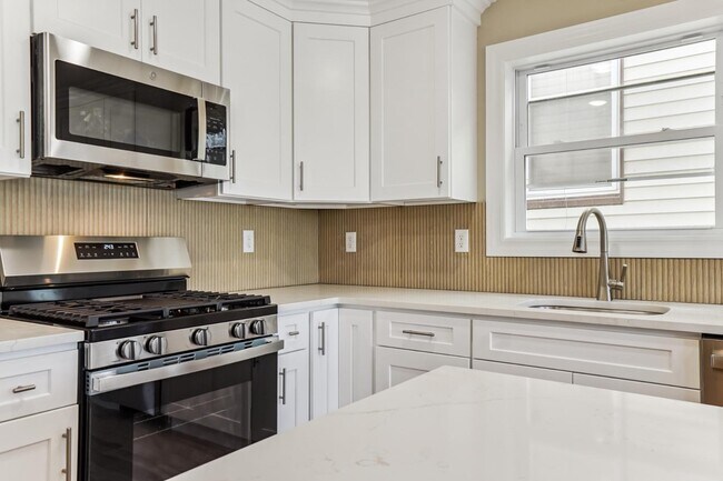 Building Photo - 225 4th St