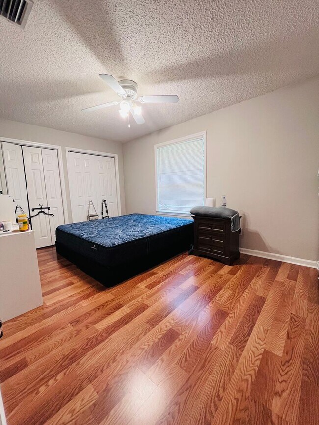 Building Photo - 3 BR/ 2 BA townhome located in Lakeshore E...