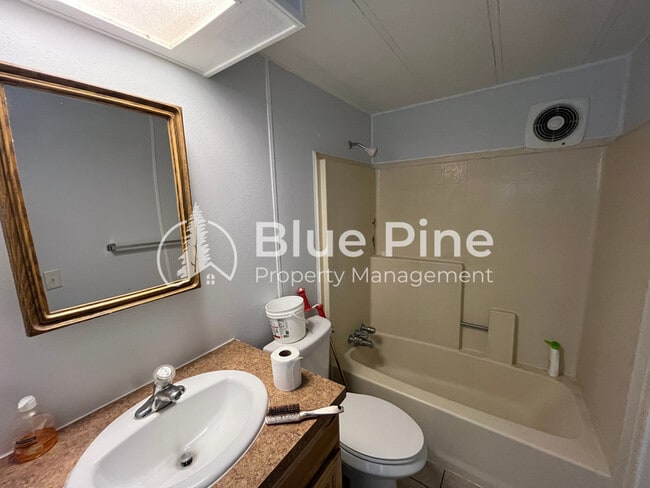 Building Photo - 925 Wilson Ave