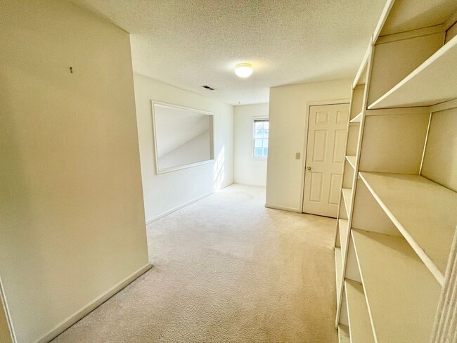 Building Photo - 3 Bed 2.5 Bath Beautiful Home Located North West Greensboro!