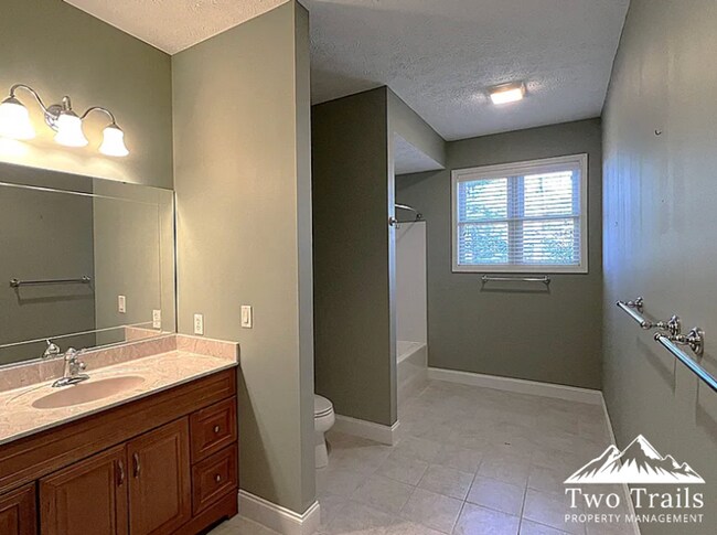 Building Photo - LUXURY MOUNTAIN LIVING IN GATED COMMUNITY