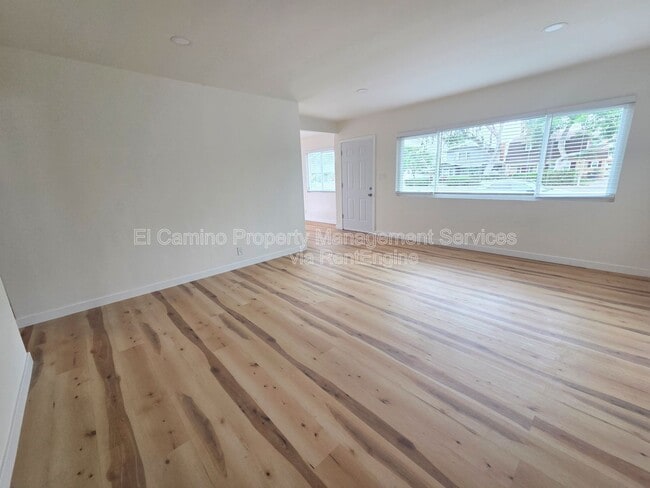 Building Photo - 3164 Pine Ave