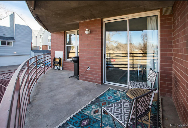 Building Photo - Updated 2 Bed 2 Bath in Denver's Mayfair N...