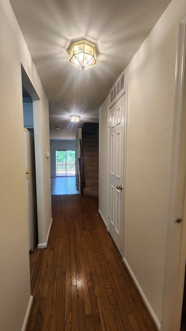 Building Photo - Convenient Location and Great Price!