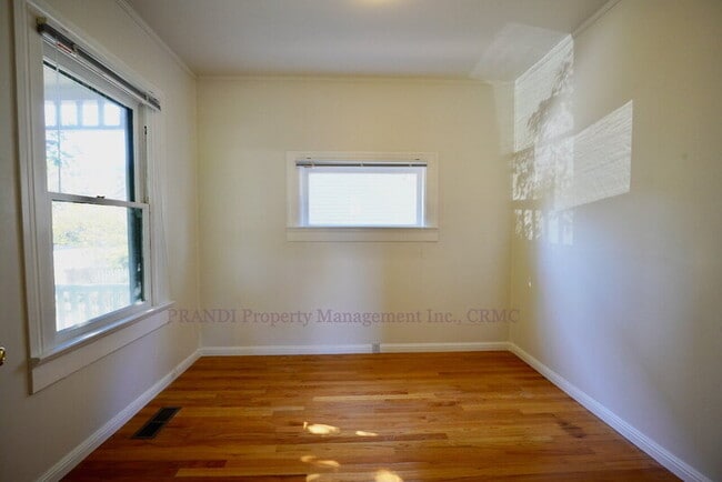 Building Photo - 106 Redwood Ave