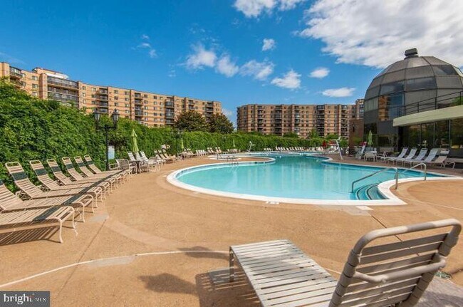 Building Photo - 8370 Greensboro Dr