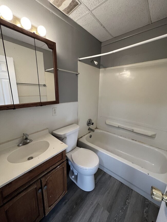 Building Photo - 3BR 1bath House - Available Mid October 2025