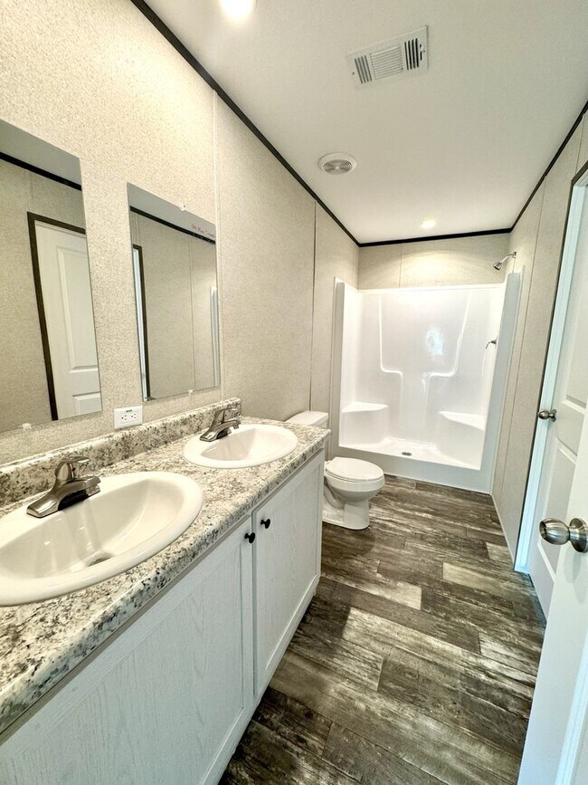 Building Photo - Huge 5 Bedroom 3 Bathroom Hastings Home Lo...