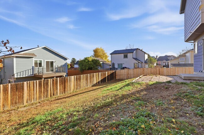 Building Photo - 3 bed 2 1/2 bath Split level home in Found...