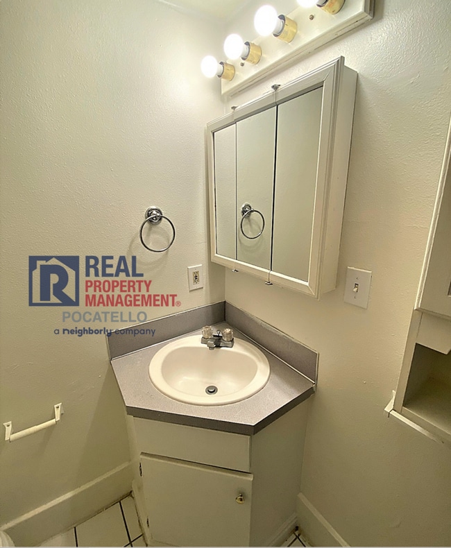 Building Photo - 3 bedroom 1 bath home - Dogs negotiable with additional fees