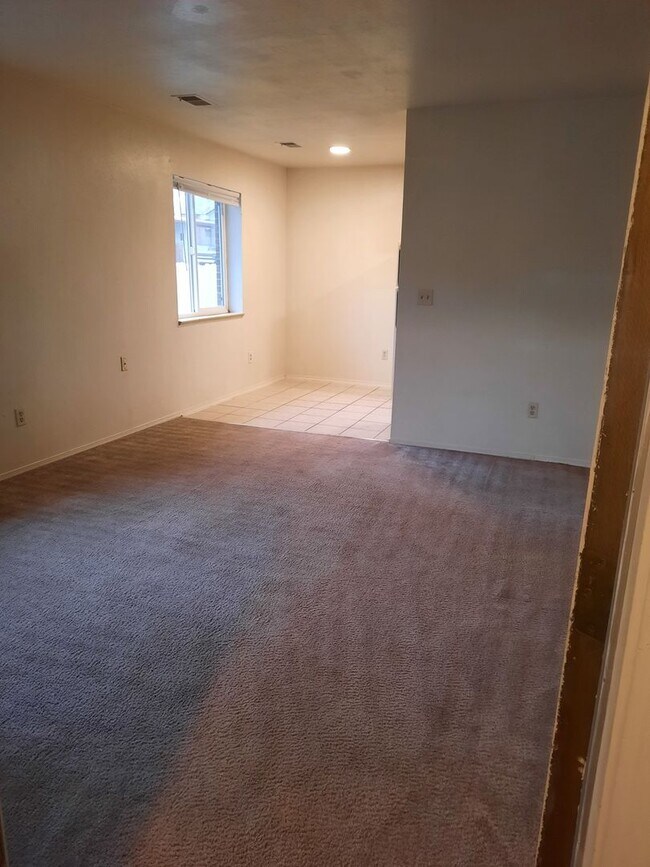Building Photo - 1 bedroom apartment, walking distance to D...