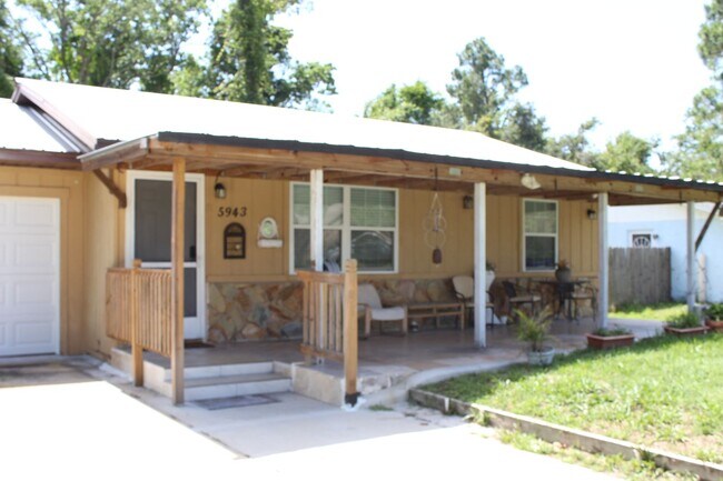 Building Photo - 3 Bedroom/2 Bath Home