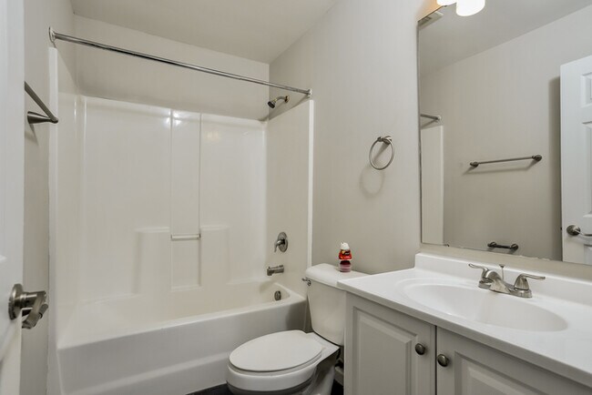 Building Photo - Fantastic 3bd/2ba home! Coming soon!