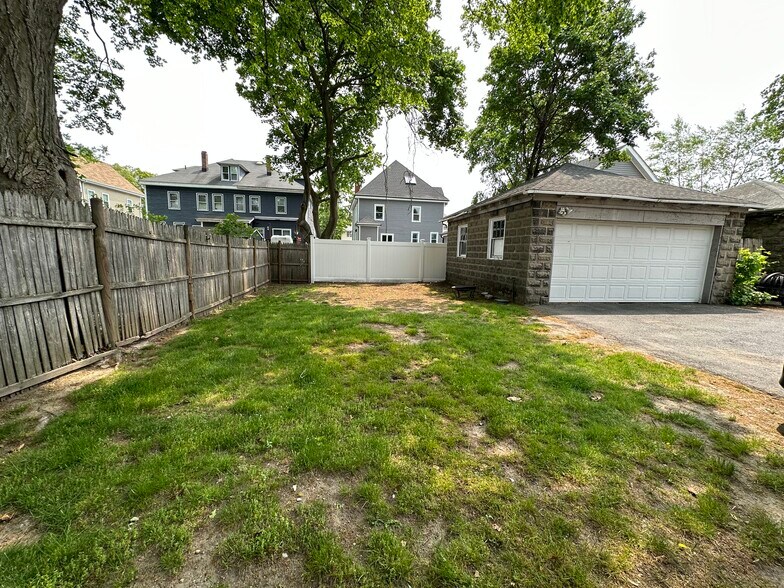 Building Photo - 33 Park St