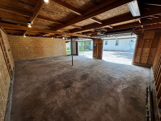 Building Photo - 3 bedroom, 2 bath House with 2 car detached garage