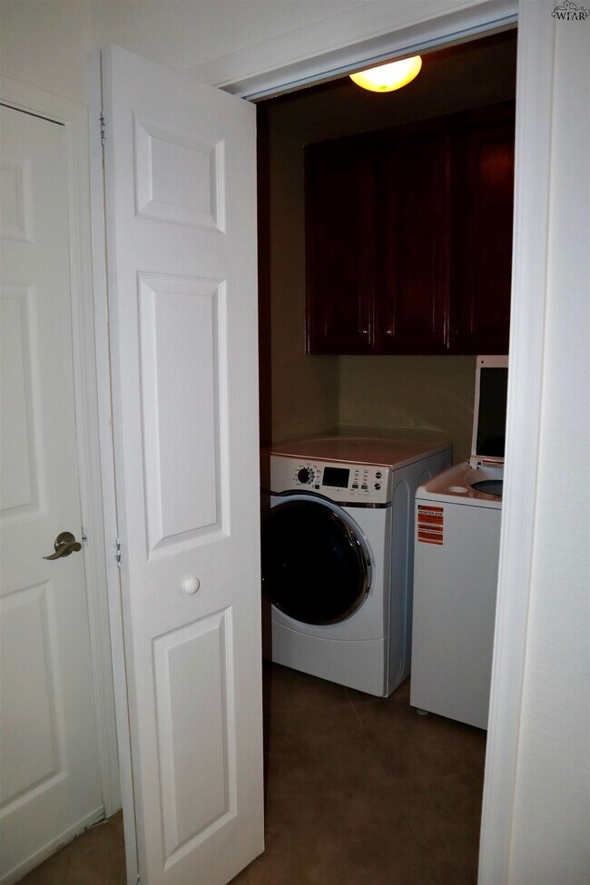 Building Photo - 19 Pilot Point Dr