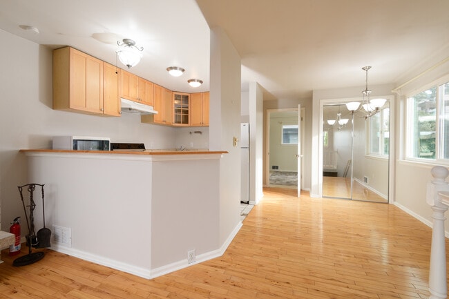 Building Photo - 901 5th Ave N