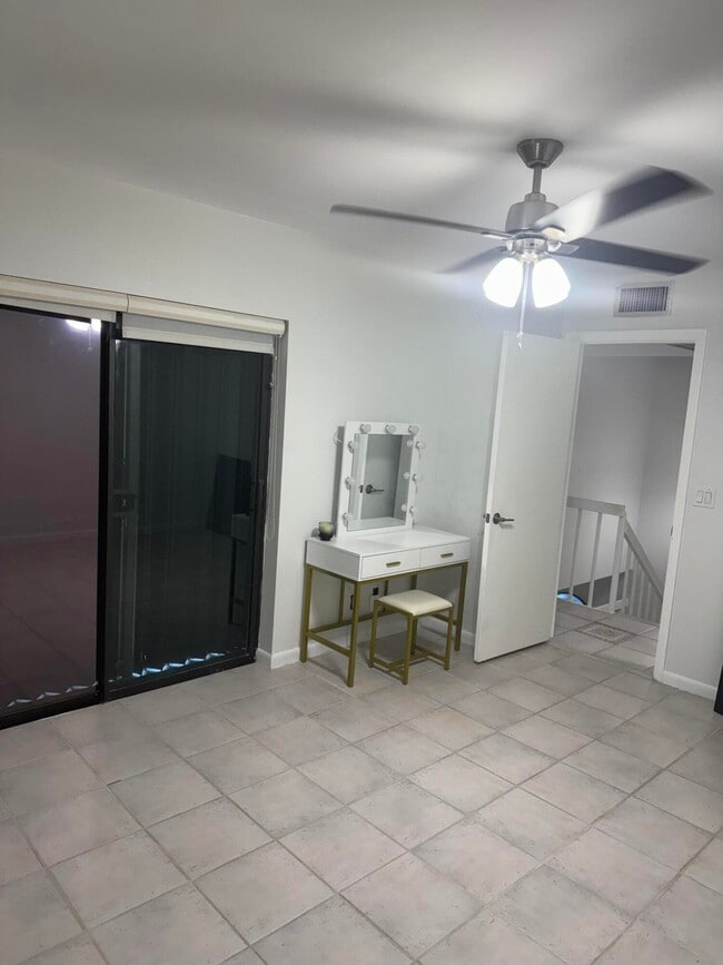 Building Photo - 6111 SE Riverboat Dr