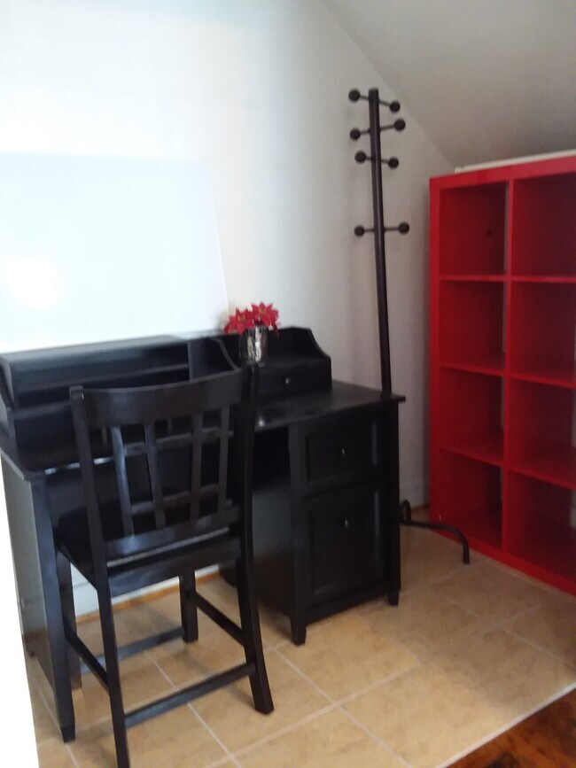 Desk Area - 616 W 40th Pl