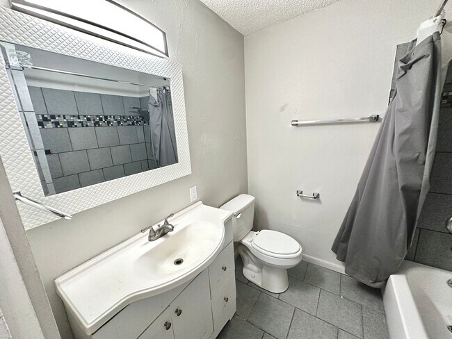 Building Photo - 3822 Southway Dr
