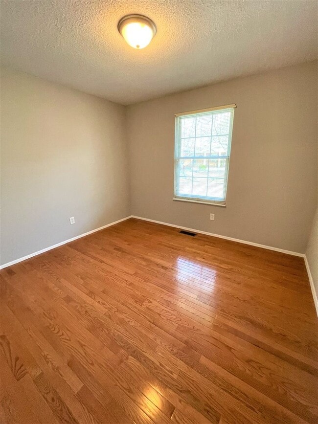 Building Photo - Charming 3 Bed/2 Bath Brick Ranch Home in ...