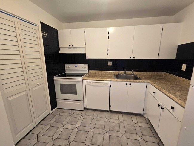 Building Photo - 7920 N Colony Cir