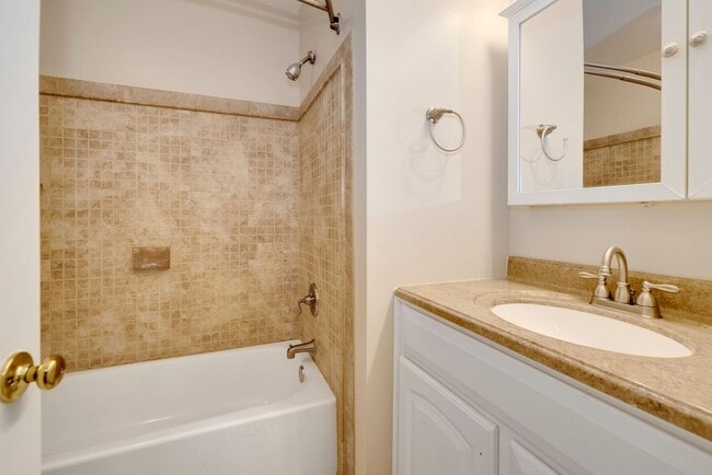 Building Photo - 3 Bed 2.5 Bath - Gaithersburg Townhouse - Finished Basement