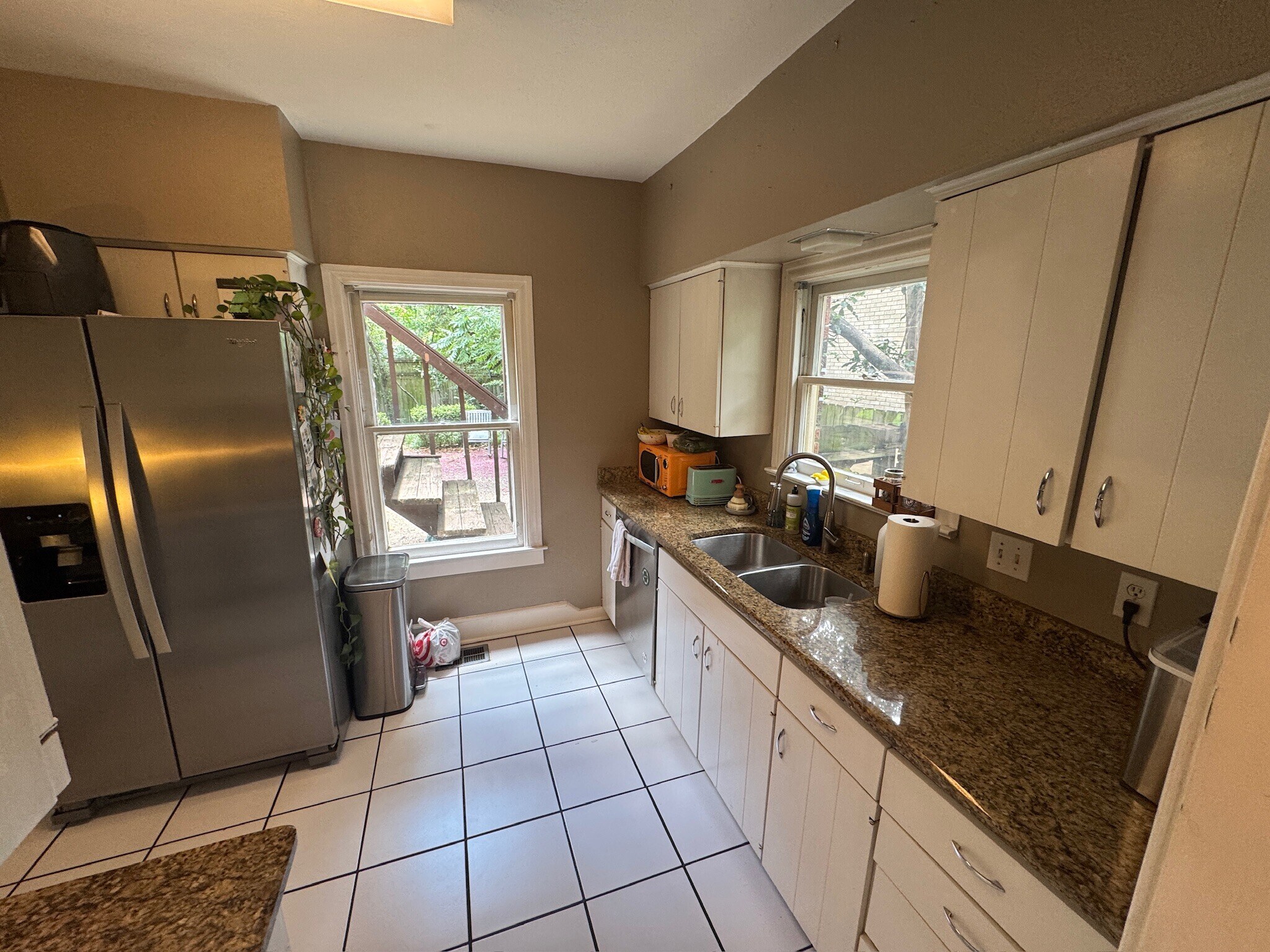 Kitchen w/ Granite Counter Tops - 4006 Hawthorne Ave