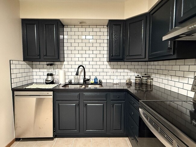 Building Photo - Beautiful 2 Bedroom Townhome - Only Steps ...