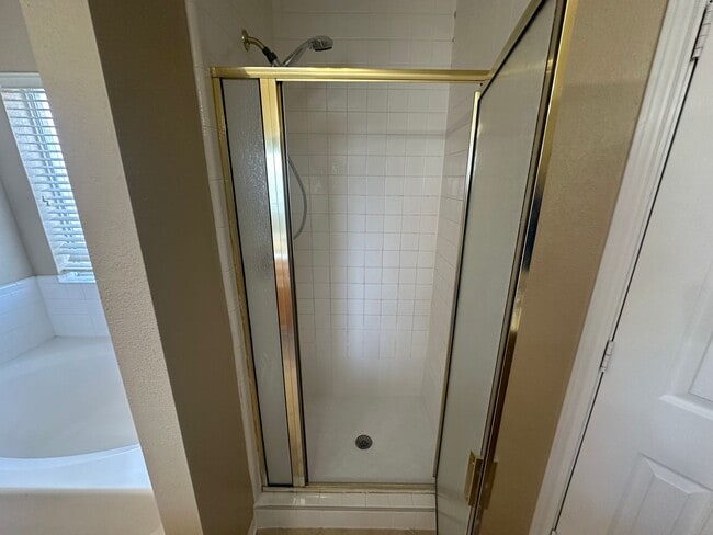 Building Photo - AVAILABLE NOW!!