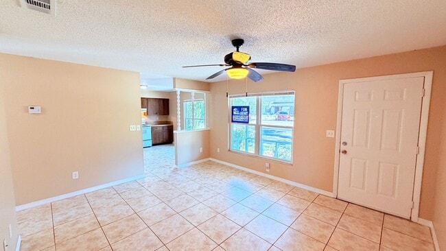 Building Photo - Cozy 2 BR / 2 BA Duplex
