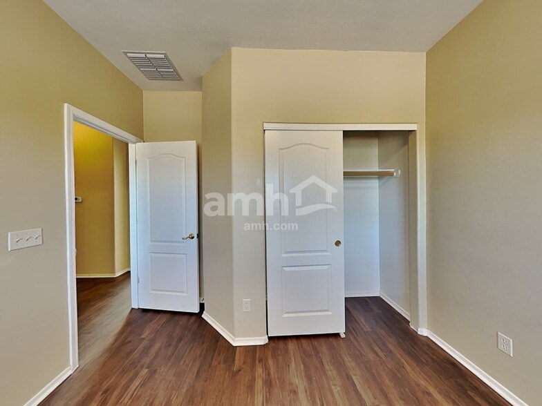 Building Photo - 7556 W Ranchers Dr