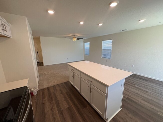 Building Photo - Tulare smart home, DR HORTON built home Available Now! Energy efficient