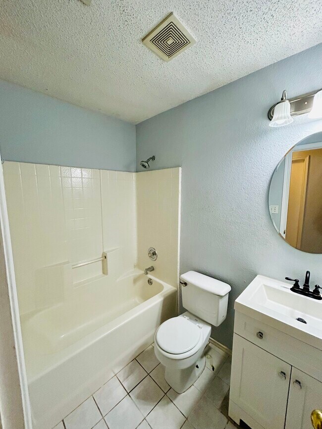 Building Photo - 4404 Courtside Dr