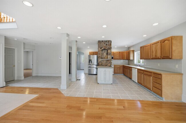 Building Photo - 564 Main St