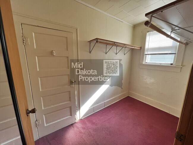 Building Photo - 1200 E 3rd-2 Bedroom house