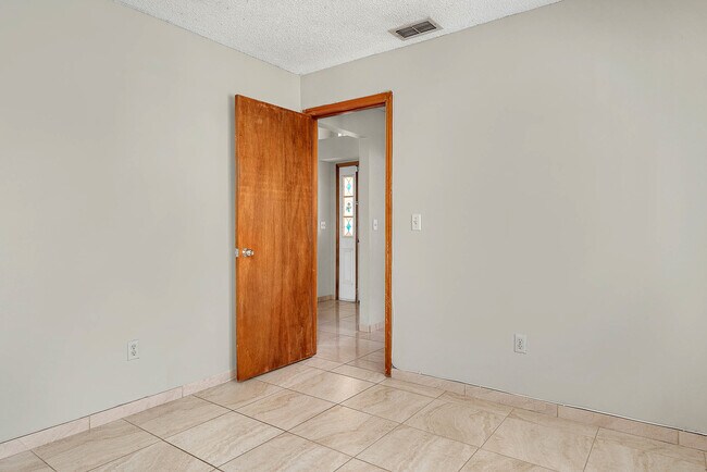 Building Photo - 2505 Kingston Ct